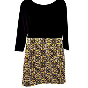 Adrianna Papell women’s Dress Size 8 Black withh Gold Threaded Skirt